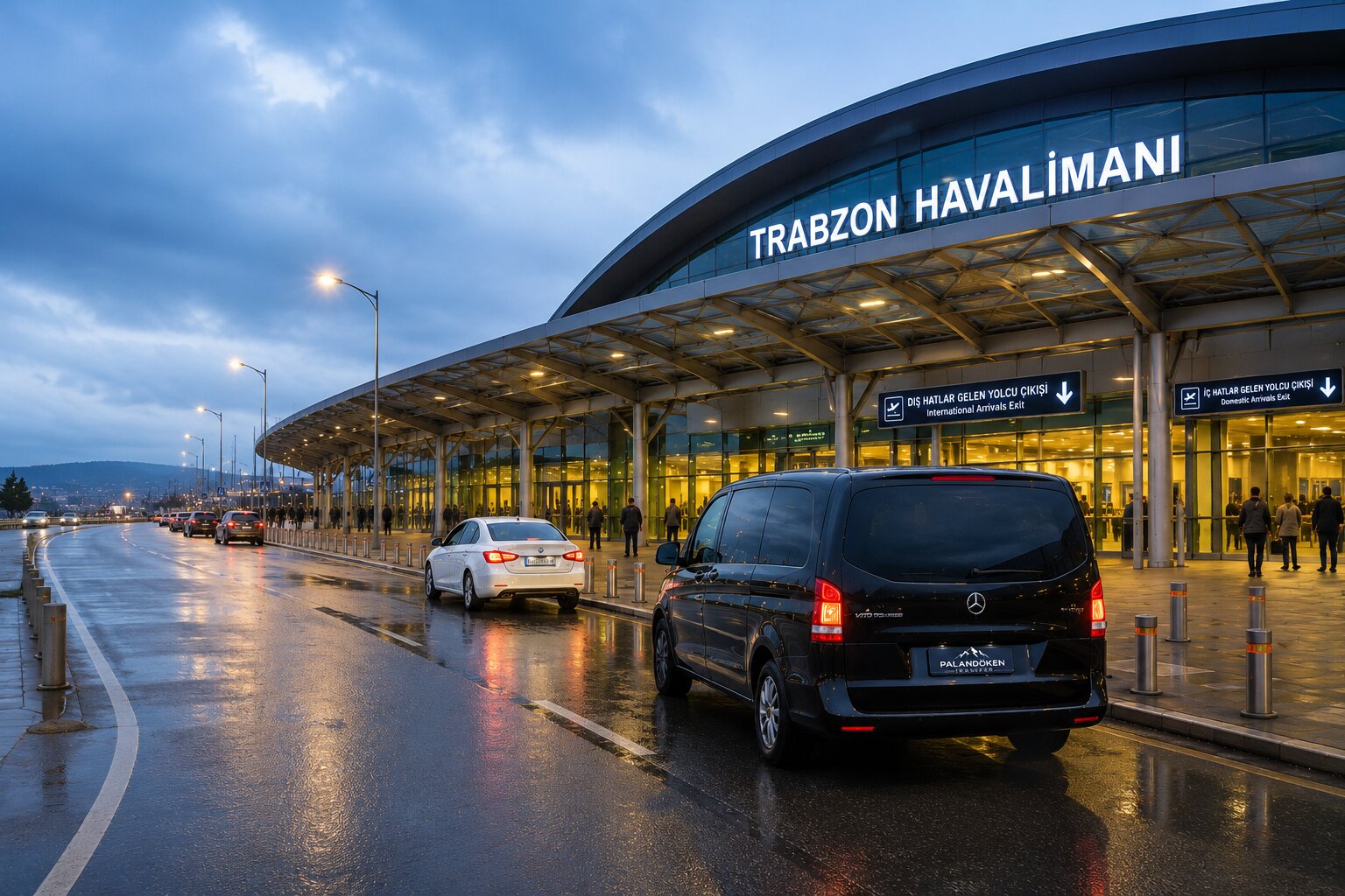 Trabzon Havalimanı terminal çıkışı ve transfer aracı